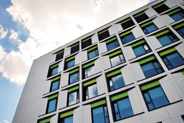 Modern bina. Modern ofis binası ile cam cephe.