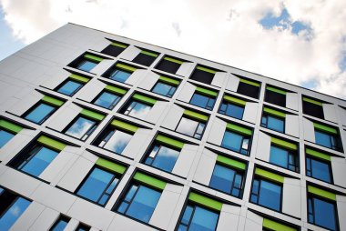 Modern bina. Modern ofis binası ile cam cephe.