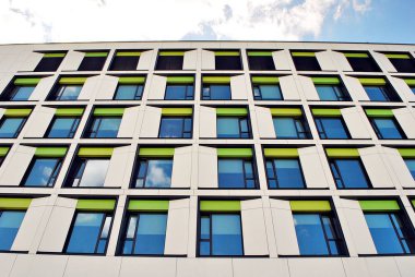 Modern bina. Modern ofis binası ile cam cephe.