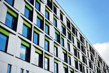 Modern bina. Modern ofis binası ile cam cephe.