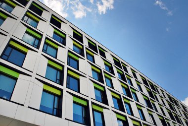 Modern bina. Modern ofis binası ile cam cephe.