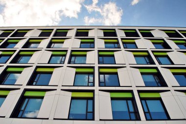 Modern bina. Modern ofis binası ile cam cephe.