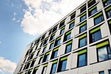 Modern bina. Modern ofis binası ile cam cephe.