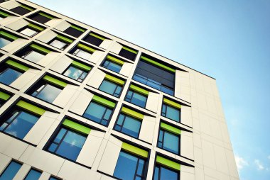 Modern bina. Modern ofis binası ile cam cephe.