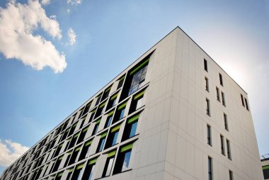 Modern bina. Modern ofis binası ile cam cephe.