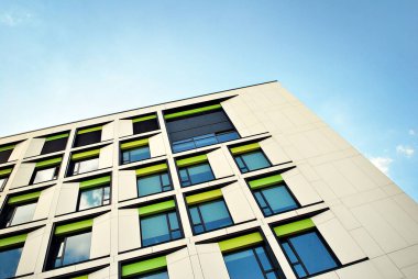 Modern bina. Modern ofis binası ile cam cephe.