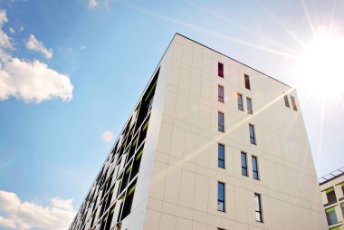 Modern bina. Modern ofis binası ile cam cephe.