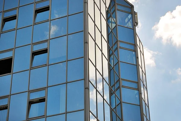 Edificio moderno. Moderno edificio per uffici con facciata in vetro . — Foto Stock