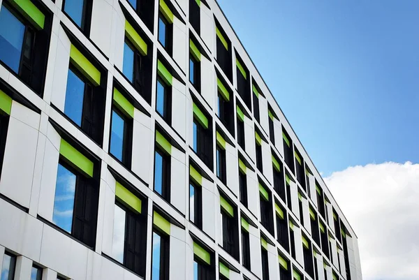 Modern bina. Modern ofis binası ile cam cephe.