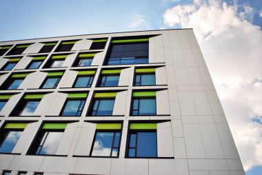 Modern bina. Camdan yapılmış modern ofis binası.