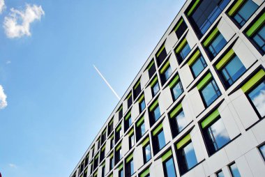 Modern bina. Camdan yapılmış modern ofis binası.