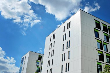 Modern bina. Camdan yapılmış modern ofis binası.