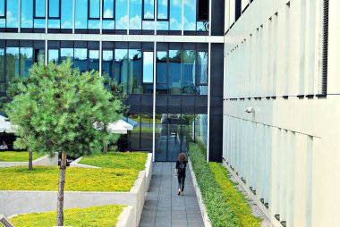 Modern bina. Camdan yapılmış modern ofis binası.