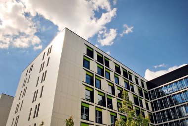 Modern bina. Camdan yapılmış modern ofis binası.