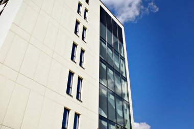 Modern bina. Camdan yapılmış modern ofis binası.