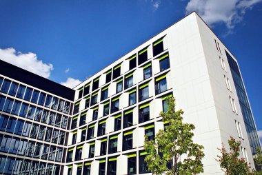 Modern bina. Camdan yapılmış modern ofis binası.