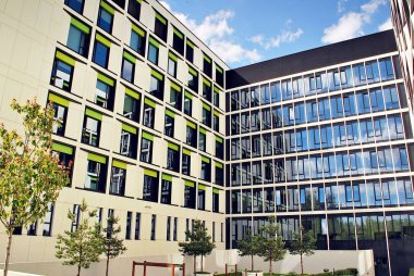 Modern bina. Camdan yapılmış modern ofis binası.