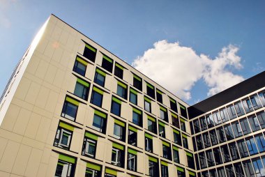 Modern bina. Camdan yapılmış modern ofis binası.