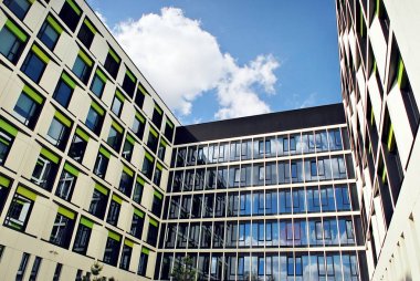 Modern bina. Camdan yapılmış modern ofis binası.