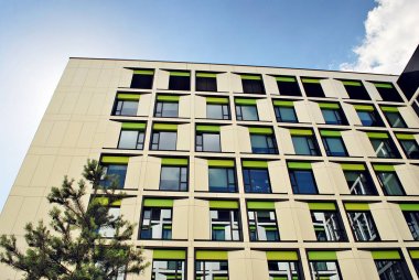 Modern bina. Camdan yapılmış modern ofis binası.