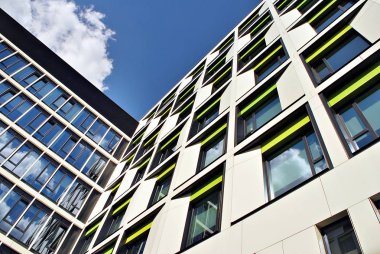 Modern bina. Camdan yapılmış modern ofis binası.