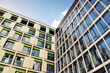 Modern bina. Camdan yapılmış modern ofis binası.