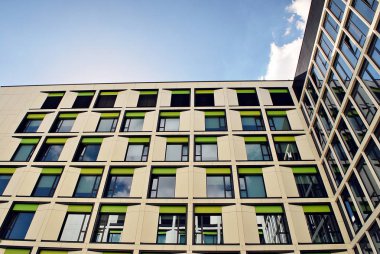 Modern bina. Camdan yapılmış modern ofis binası.