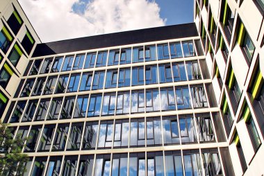 Modern bina. Camdan yapılmış modern ofis binası.