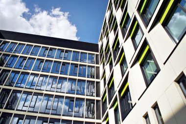 Modern bina. Camdan yapılmış modern ofis binası.