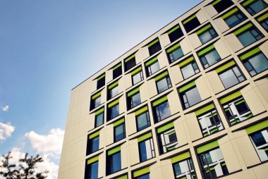 Modern bina. Camdan yapılmış modern ofis binası.