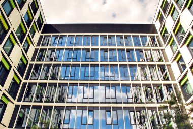 Modern bina. Camdan yapılmış modern ofis binası.