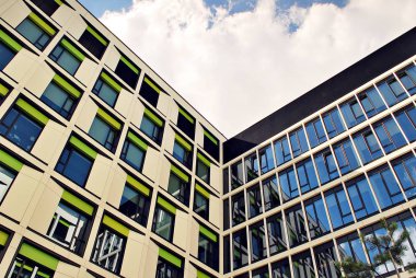 Modern bina. Camdan yapılmış modern ofis binası.