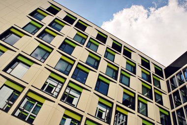 Modern bina. Camdan yapılmış modern ofis binası.