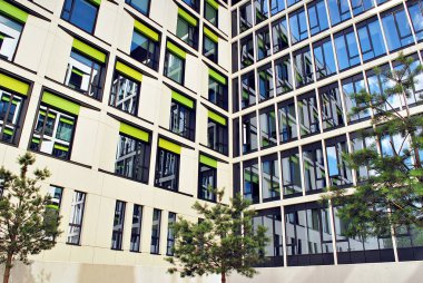 Modern bina. Camdan yapılmış modern ofis binası.