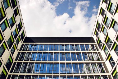 Modern bina. Camdan yapılmış modern ofis binası.