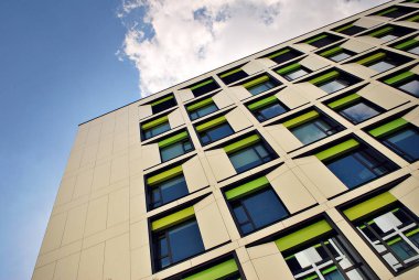 Modern bina. Camdan yapılmış modern ofis binası.