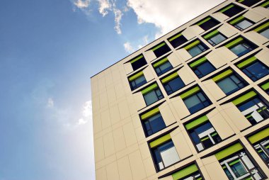 Modern bina. Camdan yapılmış modern ofis binası.