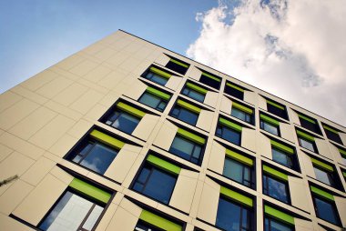 Modern bina. Camdan yapılmış modern ofis binası.