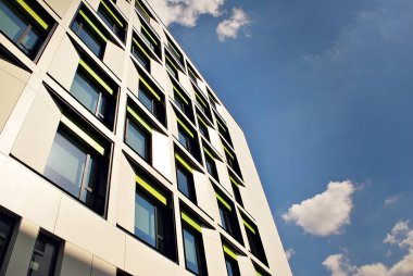 Modern bina. Camdan yapılmış modern ofis binası.