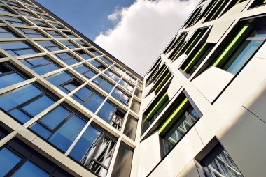 Modern bina. Camdan yapılmış modern ofis binası.