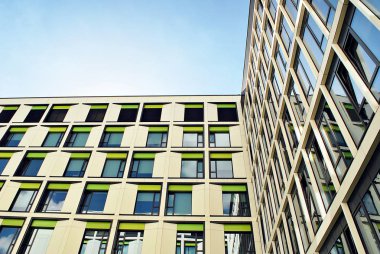 Modern bina. Camdan yapılmış modern ofis binası.