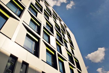 Modern bina. Camdan yapılmış modern ofis binası.