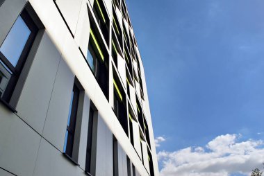 Modern bina. Camdan yapılmış modern ofis binası.