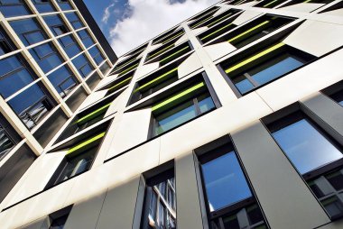 Modern bina. Camdan yapılmış modern ofis binası.