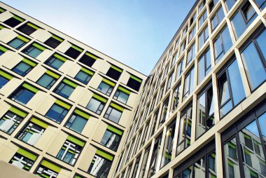 Modern bina. Camdan yapılmış modern ofis binası.