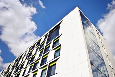 Modern bina. Camdan yapılmış modern ofis binası.