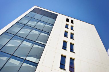 Modern bina. Camdan yapılmış modern ofis binası.