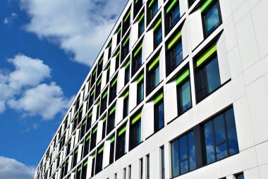 Modern bina. Camdan yapılmış modern ofis binası.