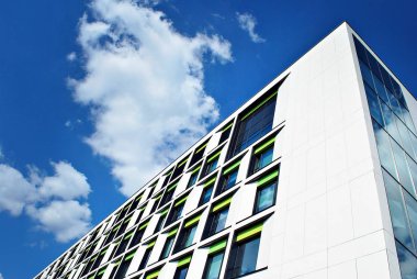 Modern bina. Camdan yapılmış modern ofis binası.