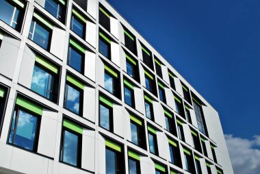 Modern bina. Camdan yapılmış modern ofis binası.